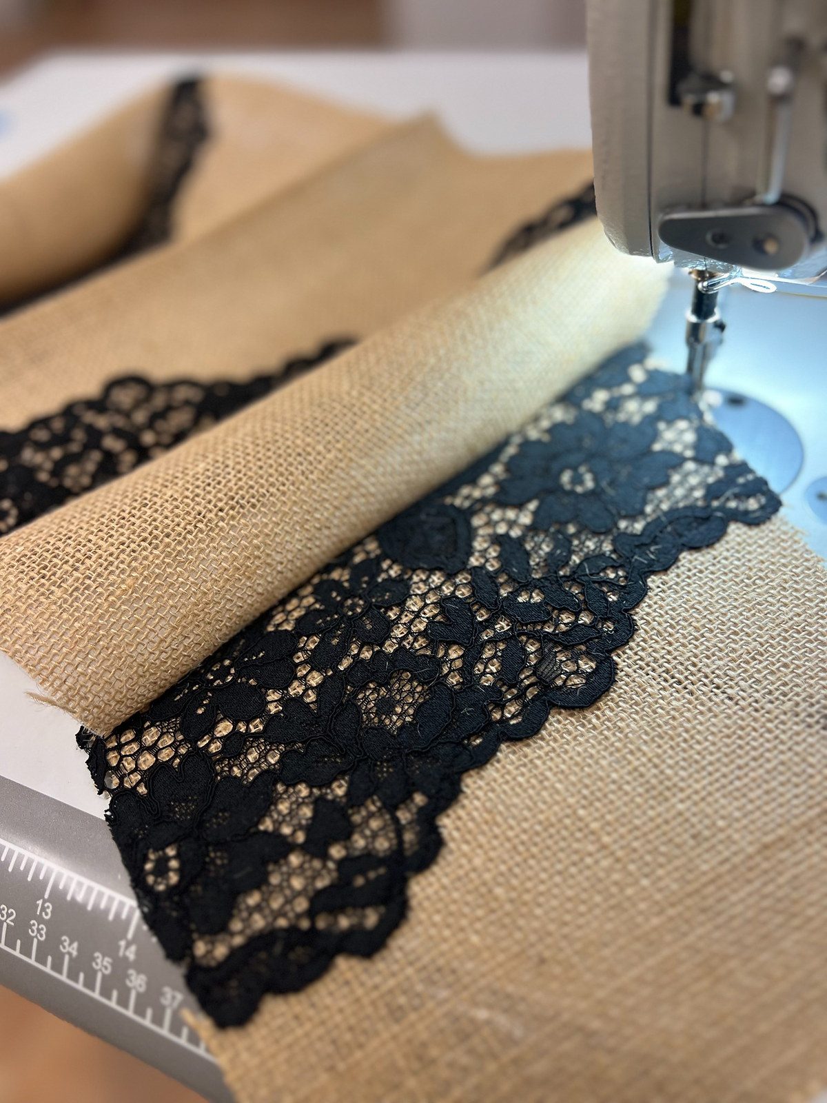 Proceso de confección de encaje negro sobre arpillera en el atelier de Lyubasha Kyleshko.